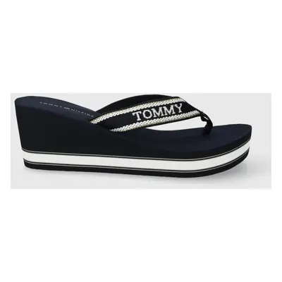 Žabky Tommy Hilfiger HILFIGER WEDGE BEACH SANDAL dámské, tmavomodrá barva, na klínku, FW0FW07903