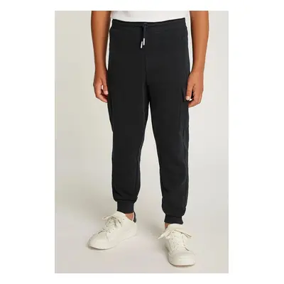 Dětské bavlněné tepláky Calvin Klein Jeans RELAXED TAPERED LEG CARGO černá barva, IB0IB02409