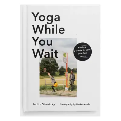 Knížka Yoga While You Wait by Judith Stoletzky, English