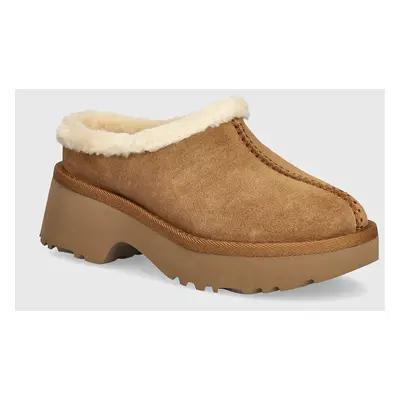 Semišové papuče UGG New Heights Cozy Clog hnědá barva, 1162510-CHE