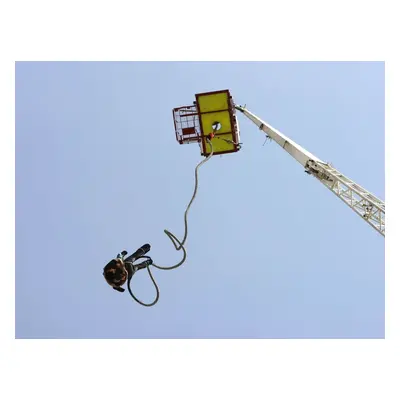 : Bungee jumping z jeřábu