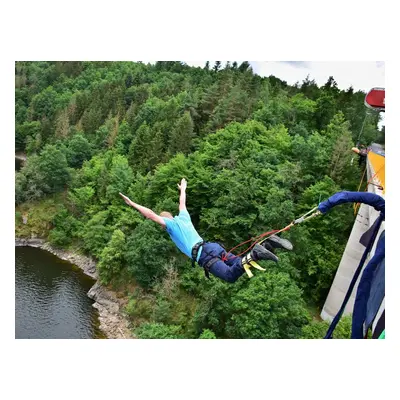 Bungee jumping z mostu