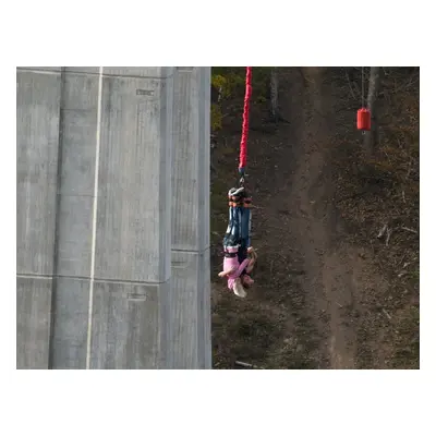 Bungee jumping z mostu ve dvou