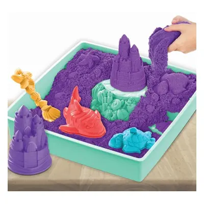 KINETIC SAND KRABICE TEKUTÉHO PÍSKU S PODLOŽKOU FIALOVÁ