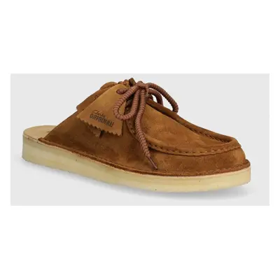 Semišové pantofle Clarks Originals DSRT Nomad Mule pánské, hnědá barva, 26175863