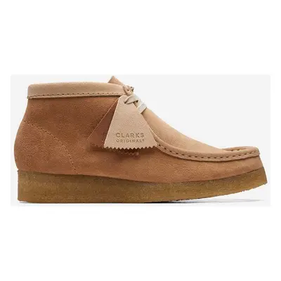 Semišové polobotky Clarks Originals Wallabee Boot dámské, hnědá barva, na klínku, 26169841