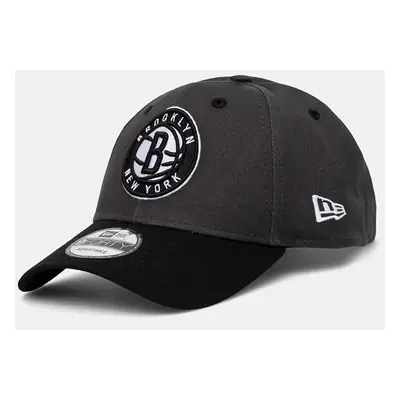 Bavlněná baseballová čepice New Era NBA SIDE PATCH 9FORTY® BROOKLYN NETS šedá barva, s aplikací,