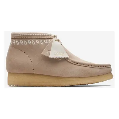 Semišové polobotky Clarks Originals Wallabee Boot béžová barva, 26171993