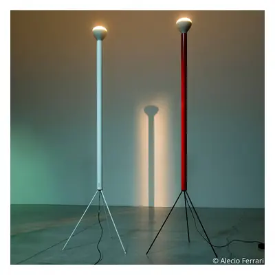 FLOS Stojací lampa FLOS Luminator, červená, výška 189 cm, kovová