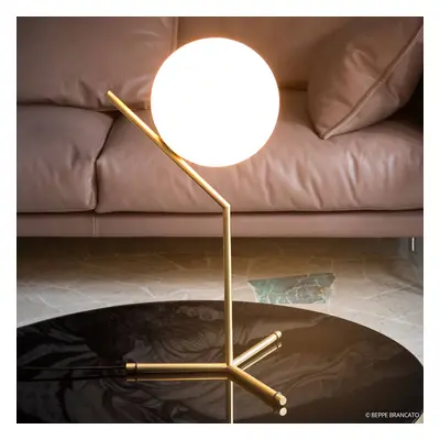 FLOS FLOS IC T1 High stolní lampa, kartáčovaná mosaz