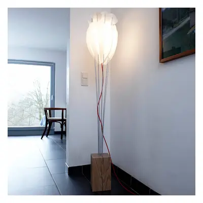 Domus Stojací lampa Tulip s červeným kabelem, bílý dub