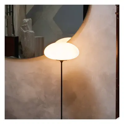 GUBI GUBI Stemlite stojací lampa, černá-chrom, 150 cm