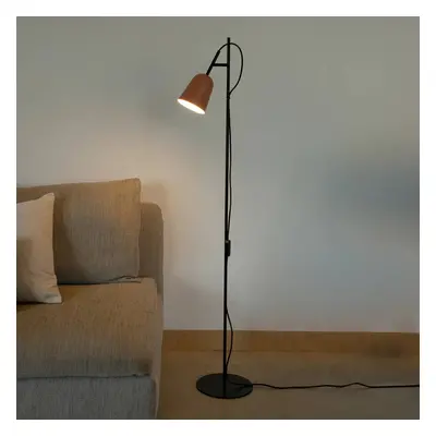 FARO BARCELONA Studiová stojací lampa, růžová/černá, ocel, výška 132,5 cm