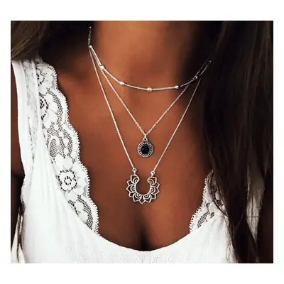 Dlouhý stříbrný náhrdelník choker v boho stylu s přívěsky a korálky, bižuterní kov