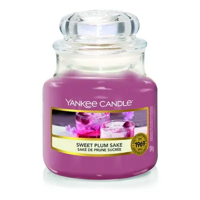 Yankee Candle Aromatická svíčka Classic malá Sweet Plum Sake 104 g