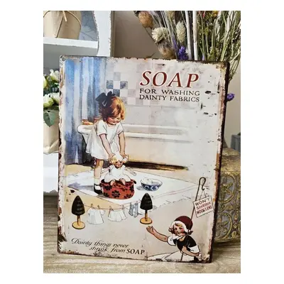 Béžová antik nástěnná kovová cedule děvčátko s panenkou Soap - 20*25 cm