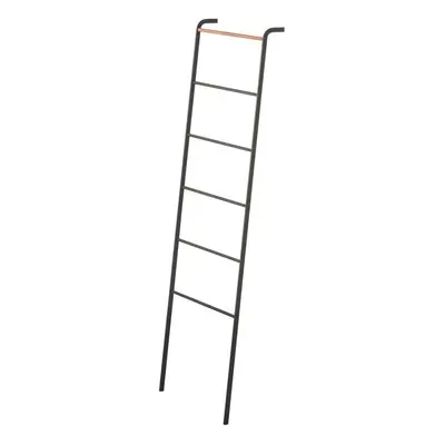 Černý dekorativní žebřík s detailem z bukového dřeva YAMAZAKI Tower Ladder