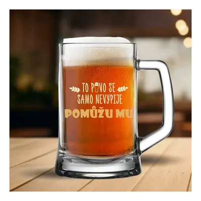 TO PIVO SE SAMO NEVYPIJE... POMŮŽU MU - pivní sklenička 0,5