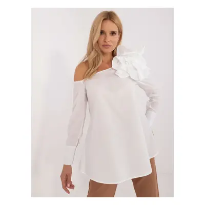 Bílá elegantní halenka květinovou broží LK-BZ-509656.21-white