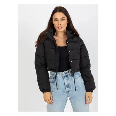 ČERNÁ CROP ZIMNÍ BUNDA S ODNÍMATELNÝMI RUKÁVY NM-KR-D2-3869.11P-BLACK