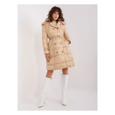 BÉŽOVÁ PROŠÍVANÁ BUNDA PÁSKEM A OZDOBNÝMI KNOFLÍKY NM-KR-TR8176.99P-BEIGE