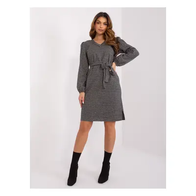 Černo-šedé vzorované mini šaty s páskem a výstřihem -LK-SK-509474.50P-grey-black