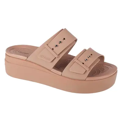 Hnědé nazouváky na platformě Crocs Brooklyn Low Wedge Sandal 207431-2Q9