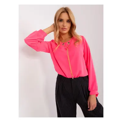 Elegantní neonově růžová halenka s řetízkem EM-BZ-13575.08-fluo pink