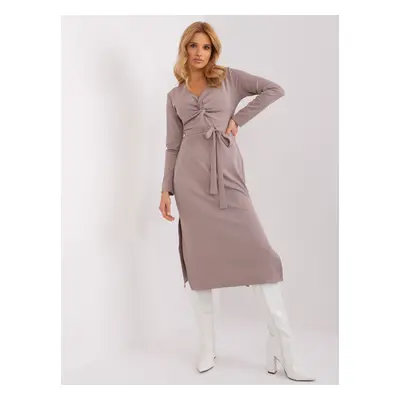 Tmavě béžové midi šaty s páskem -LK-SK-509456.99-dark beige