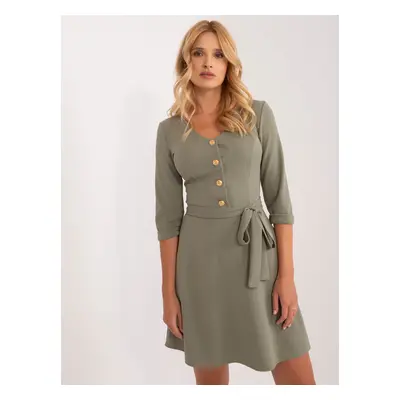 Khaki koktejlové šaty s páskem a ozdobnými knoflíky LK-SK-507785.65-khaki