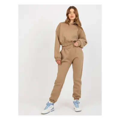 TMAVĚ BÉŽOVÁ SOUPRAVA CROP MIKINY A TEPLÁKŮ EM-KMPL-AS-21-447.74-DARK BEIGE