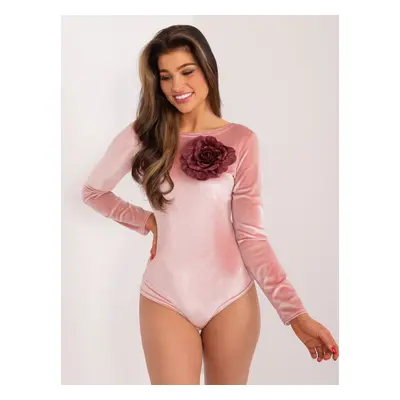 Světle růžové velurové body květinovou broží LK-BO-509557.83-light pink