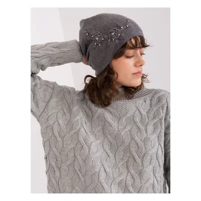 TMAVĚ ŠEDÁ ČEPICE S KVĚTINOVOU APLIKACÍ AT-CZ-2329.79-DARK GREY