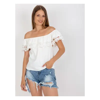 BÍLÁ HALENKA SE SPADLÝMI RAMENY -LK-BZ-506915.60-WHITE