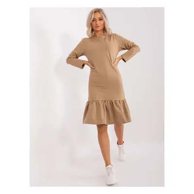 Hnědé mikinové šaty volánem EM-SK-HS-21-489.85-dark beige