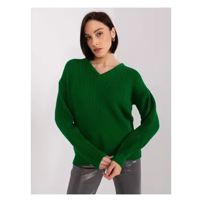 TMAVĚ ZELENÝ OVERSIZE SVETR S VÝSTŘIHEM DO V -BA-SW-8029.75P-DARK GREEN