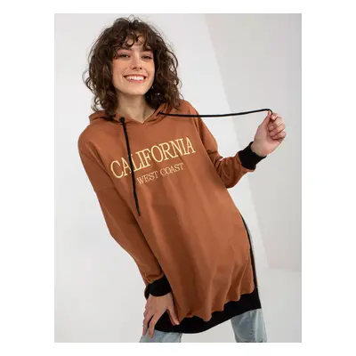 Karamelová delší mikina s nápisem -VI-BL-327.70P-caramel brown