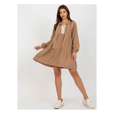 Světle hnědé mini šaty s mašlí CHA-SK-1709.15-camel