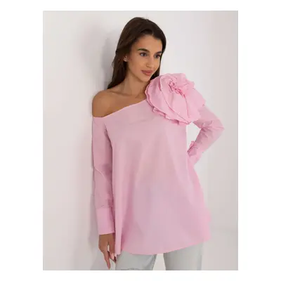 Růžová elegantní halenka květinovou broží LK-BZ-509656.21-pink