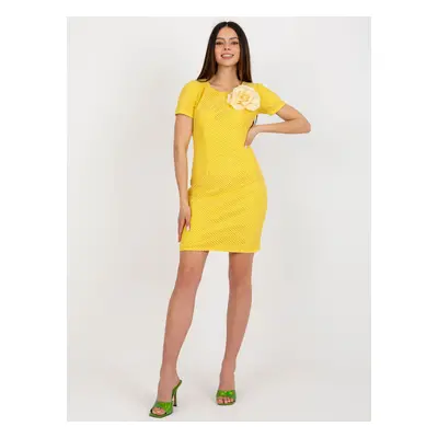 Žluté minišaty s květinou LK-SK-506335.21-dark yellow