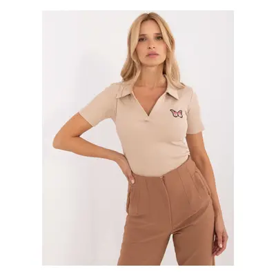 Béžové polo tričko s límečkem a výšivkou motýla FN-BZ-4712.33-beige