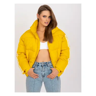 PROŠÍVANÁ ZIMNÍ ŽLUTÁ CROP BUNDA S PRUHY NA RUKÁVECH -EM-KR-MB8869.00P-YELLOW