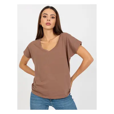 TMAVĚ BÉŽOVÉ TRIČKO S VÝSTŘIHEM DO V B-014.59-DARK BEIGE