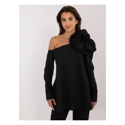 Černá elegantní halenka květinovou broží LK-BZ-509656.21-black