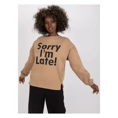 TMAVĚ BÉŽOVÉ MIKINA FRANCISCO S NÁPISEM "SORRY I´M LATE" -EM-BL-U624.99-DARK BEIGE