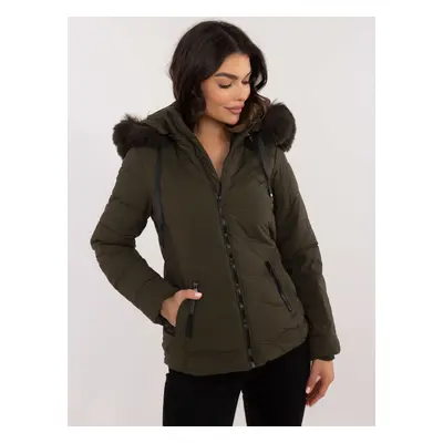 TMAVĚ ZELENÁ PŘECHODOVÁ BUNDA ODEPÍNACÍ KAPUCÍ SK-KR-HH-2404.71P-DARK GREEN