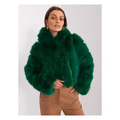 Tmavě zelený krátký kožíšek s kapucí AT-KR-2378.96P-dark green