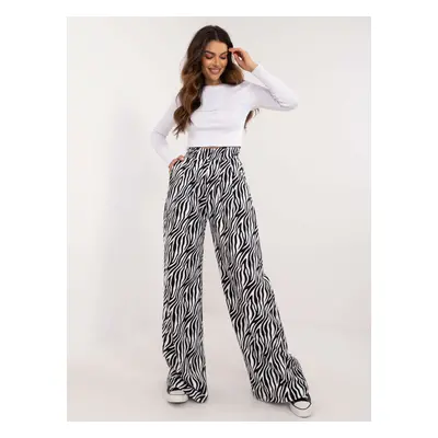 Dámský komplet - bílý crop top a vzorované kalhoty EM-KMPL-867.11-white-black