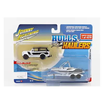 Johnny lightning International Scout With Trailer And Boat 1979 1:64 Bílá Černá