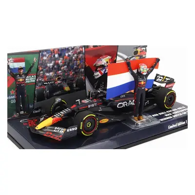 Minichamps Red bull F1 Rb18 Oracle Red Bull Racing s vlajkou a figurkou N 1 1:43